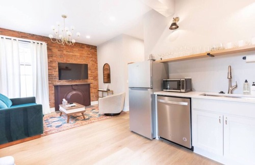 Victorian Village Apartment | Outdoor Patio | Walkable | Short North