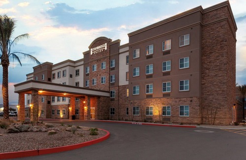 Gilbert Condo | Outdoor Pool, Hot Tub. Free Breakfast Buffet Included!