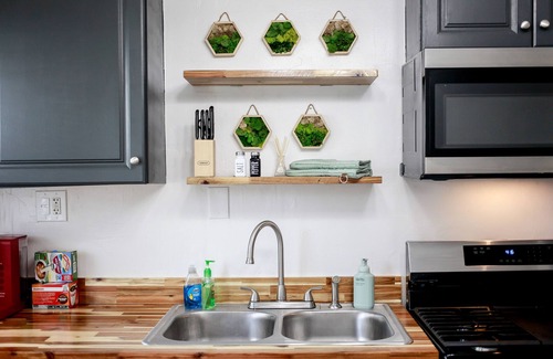 Bayview Apartment | OV Beach Oasis: The Plant House. A 4 minute walk to the beach!