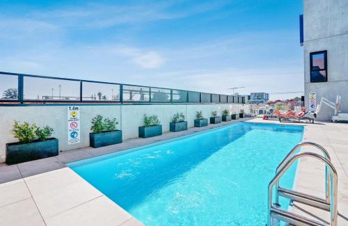 Footscray Apartment | Ovation - New Footscray Apt w parking & pool
