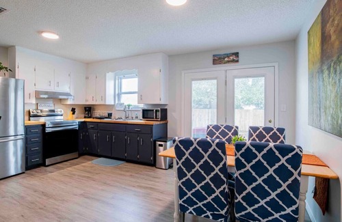 Brent House | Overlook Backyard Retreat~families welcome~central