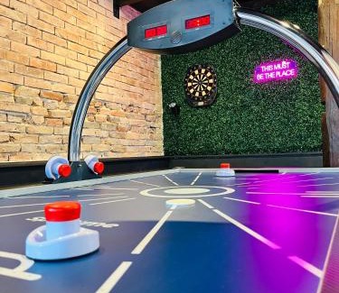 Region Hannover District House | OVERNIGHT No4 - Arcade, Kino, Airhockey, Dart