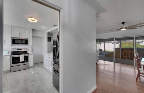 South Pinellas Community Council House | Oversized Hot Tub 6 min to Beach- Cozy Retreat
