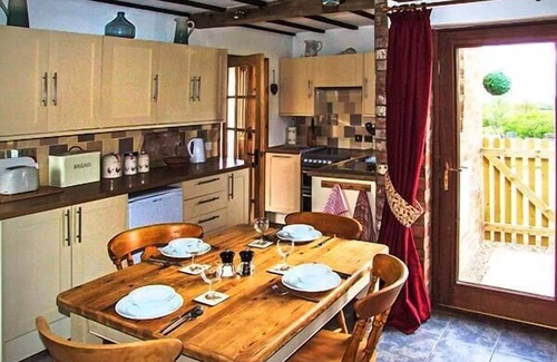 Napton-on-the-Hill Cottage | OWL COTTAGE, pet friendly, with hot tub in Napton-On-The-Hill