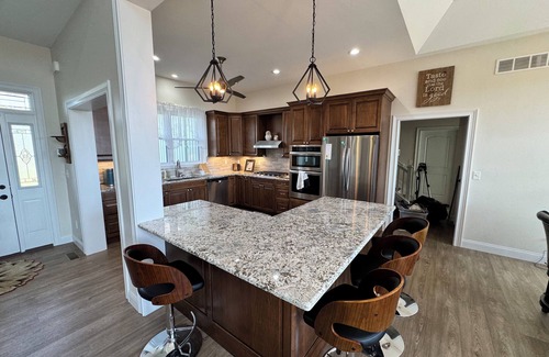 De Mossville House | Owl's Nest Retreat: Sleeps 20, Kentucky Hilltop w/Hot Tub and lots of room!