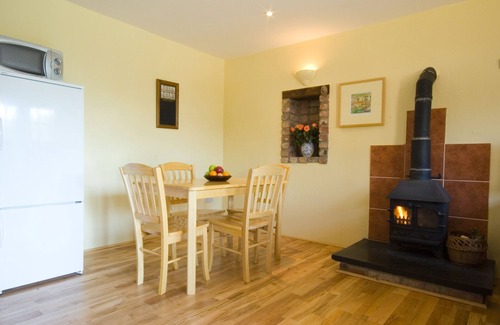 Callington Cottage | Owls Roost, charming Lakeside cottage with fishing, hot tub sleeps 2