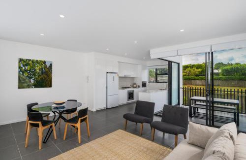 Bulimba Apartment | Oxford Steps - Executive 2BR Bulimba Apartment Across from the Park on Oxford St