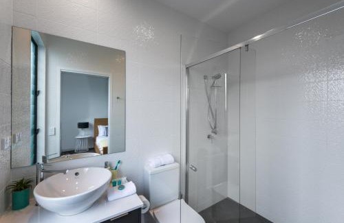 Bulimba Apartment | Oxford Steps - Executive 2BR Bulimba Apartment Across from the Park on Oxford St