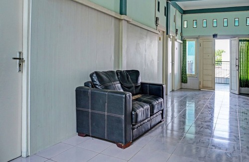 Karawang Hotel | OYO 91731 Home Stay Elis Cateliya Syariah