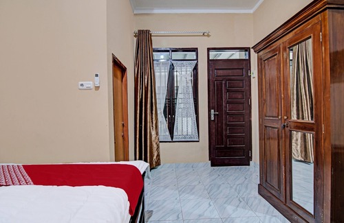 Dumai Hotel | OYO 92176 Sandira Syariah