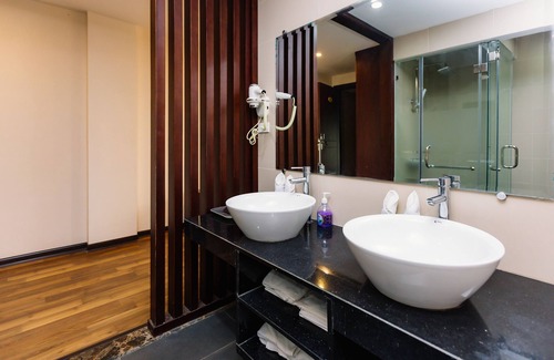 Hang Buom Hotel | OYO 930 Thang Long Hotel