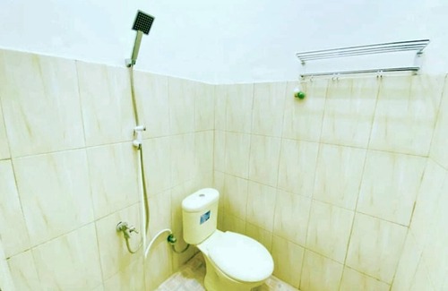 Makassar Hotel | OYO 93052 Batodupi Guesthouse Syariah Near Buttu Kasambi
