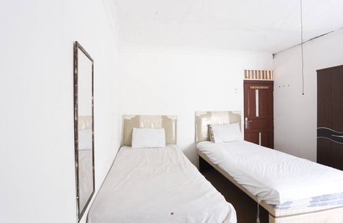 Borneo Hotel | OYO 93127 Penginapan Budhe Sri