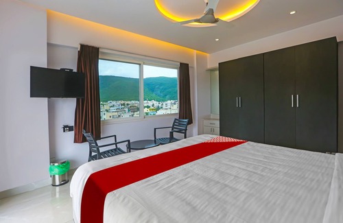 Visakhapatnam Hotel | OYO Flagship Botcha Convection