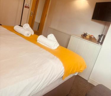 Huddersfield Hotel | OYO The Croppers Arms
