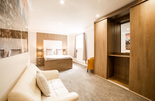 Thirsk Hotel | OYO White Horse Lodge Hotel, East Thirsk