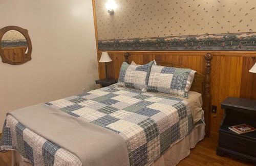 Lebanon Apartment | Ozark Hills Lodge Dogwood Suite-pet friendly, 2 miles from Bennett Springs