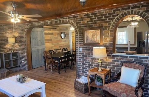 Ellington House | Ozark Valley Retreat & Glamp