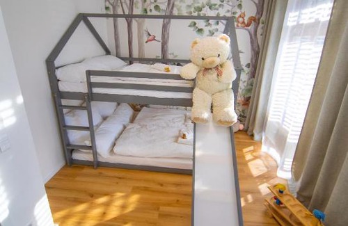 Schlier Apartment | P-Hosting Modernes Apartment zwischen Ravensburg und dem Altdörferwald, 110qm, Familienfreundlich, Separater Eingang, Kaffeevollautomat, Bäcker und Pizzeria 15 Meter, Spielplatz 50 Meter, 20 Km zum Bodensee, 30Km in die Berge