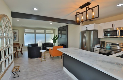 Pacific Beach House | Pacific Beach Grand Villa HotTub &Tub Swing Bed Grill Parking AC Outdoor Shower
