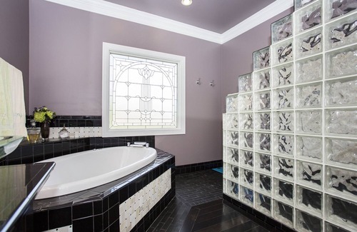 La Grange Bed & Breakfast | Paddock Apt Luxury Family King Suite with sun room and jacuzzi tub