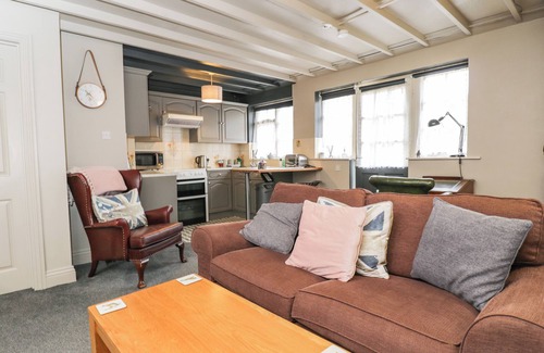 Crudwell Cottage | PADDOCK COTTAGE, pet friendly, with a garden in Crudwell