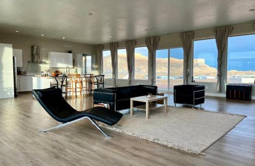 Big Water House | Page Arizona border town- Grand Serenity room with Mesa Views