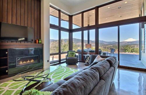 White Salmon House | Pahtos Retreat Luxe White Salmon Home Hot Tub