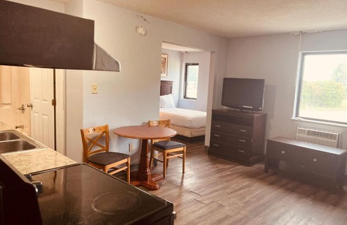Newport News Hotel | Palace Inn & Suites - Newport News/Jefferson Ave
