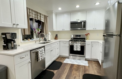 Seattle Hill-Silver Firs House | PALACE VILLA: Palace Villa: Central AC & modern, private yard