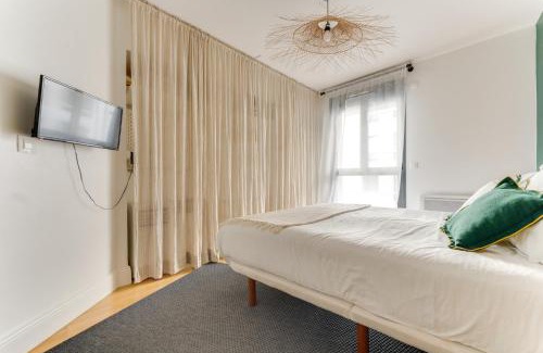 Levallois-Perret Apartment | Palais des congrès , 4 bedrooms