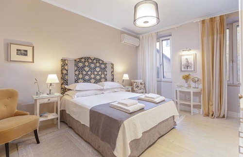 Old Town Apartment | Palazzino Leone - Corfu Old Town Liston Deluxe Apartment