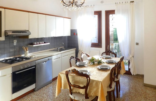 Treviso Apartment | 'Palazzo Rossi' Apartment 1A in the old town with balcony, FREE PARKING and WiFi