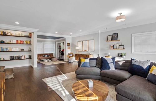 Lake Balboa Villa | *Palm-Adorned LA Retreat: Luxury Meets Family Fun*