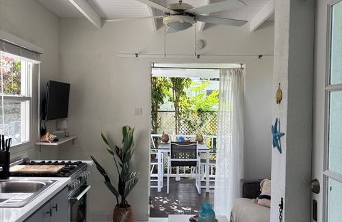 Sunset Crest Cottage | Palm Cottage - Sunset Crest, close to the beach and swimming pool
