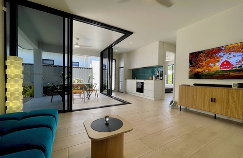 Clifton Beach House | Palm Cove 2 bedroom new built with large heated spa