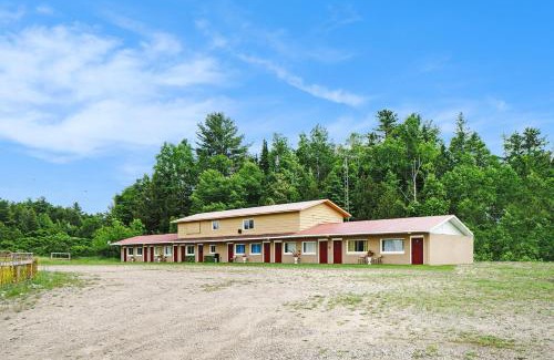 North Frontenac Hotel | Palmerston Lake Motel