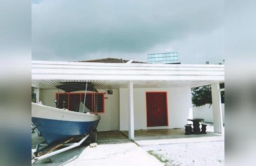 Taman Pantai Dickson House | Pandai dickson Banglow white & yellow house