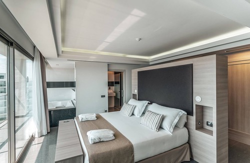 Figueretas Resort | Panoramic balcony views, double whirlpool bathtub in Life suite at Ibiza Twins