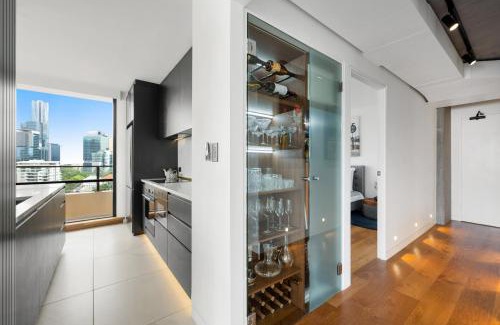 Spring Hill Apartment | Panoramic City Views! - Large Luxury 2 Bedroom Apartment