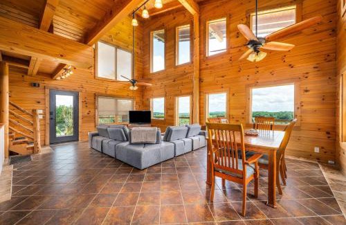 Dickel Apartment | Panoramic Paradise 3BR Cabin with Idyllic Views
