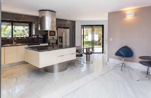 Pitharion Villa | Panoramic sea views, private heated pool & jacuzzi!