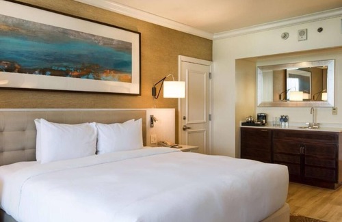 Garrison Historic Area Hotel | Panoramic View Corner Suite 1 King Bed