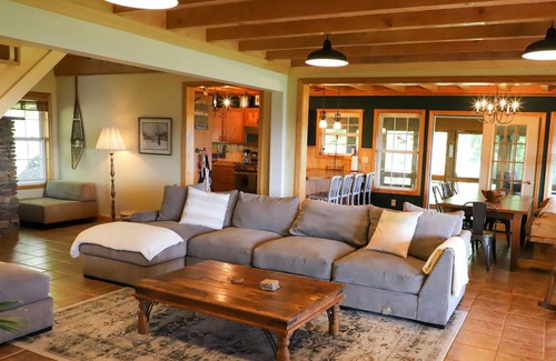 Lancaster House | Panoramic view of the White Mountains on 25 acres