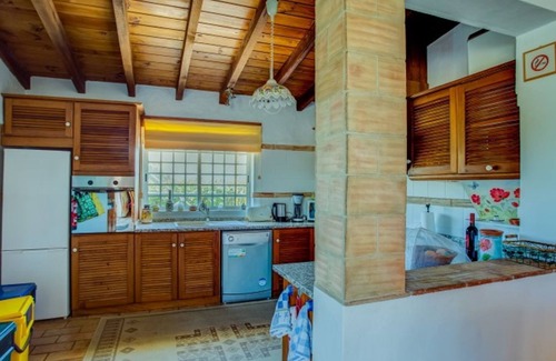 Alcalar House | Papoula Apartment in Quinta Velha by LovelyStay