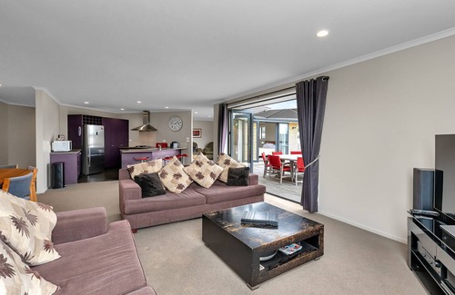 Ruakaka House | Paradise at the Bay - Ruakaka Holiday Home