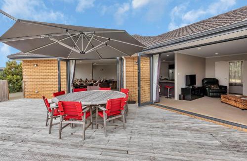 Ruakaka House | Paradise at the Bay - Ruakaka Holiday Home