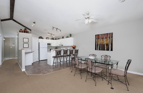 Lethbridge Condo | Paradise Canyon Golf Resort - Signature Condo 382