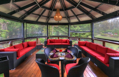 Burnt Pine Hotel | Paradise Hotel And Resort