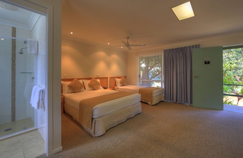 Burnt Pine Hotel | Paradise Hotel And Resort